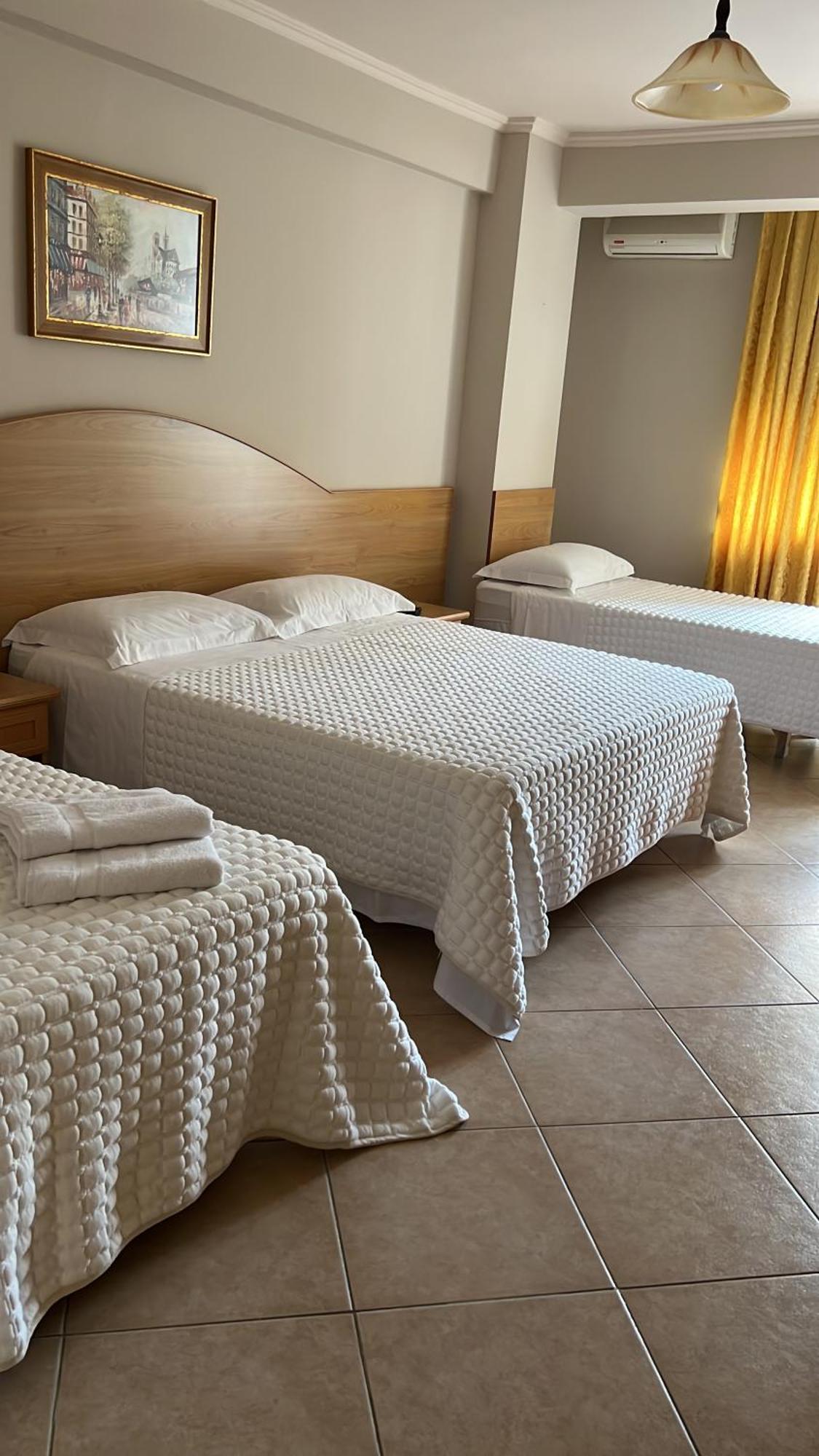 Lyden Hotel Голем Екстериор снимка