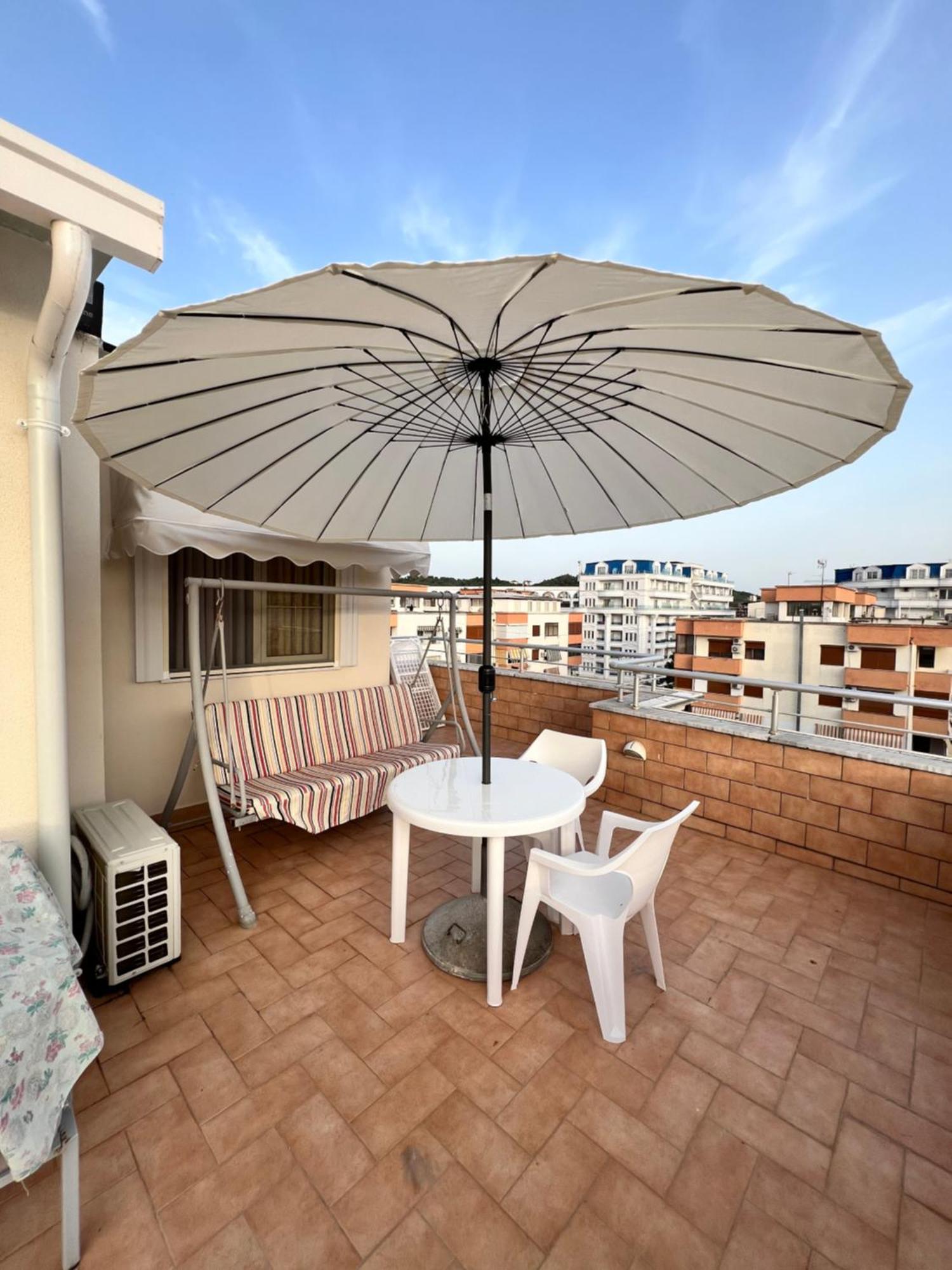 Lyden Hotel Голем Екстериор снимка
