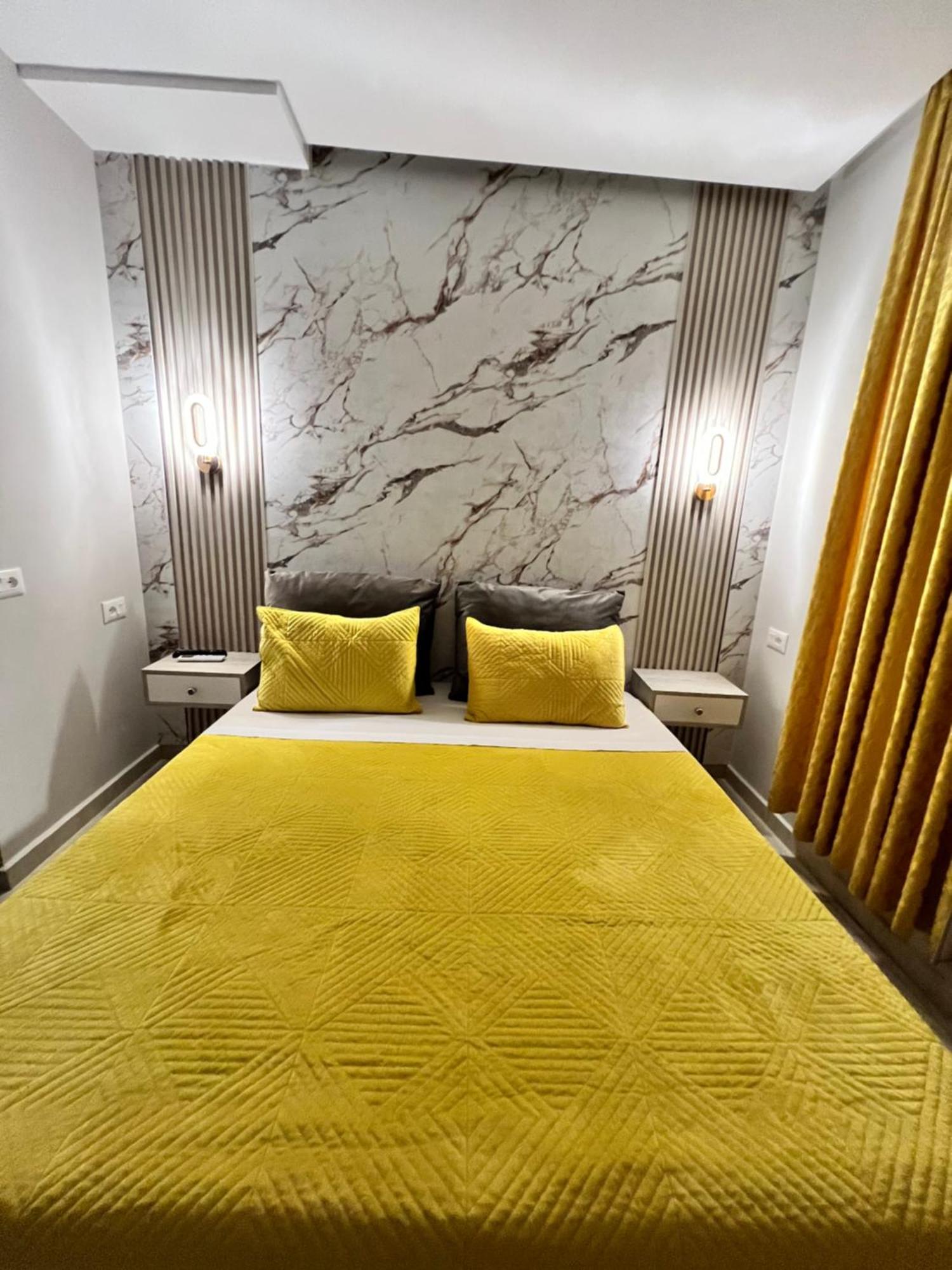Lyden Hotel Голем Екстериор снимка